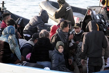 Thuyền chở người di cư ở ngoài khơi bờ biển Sfax của Tunisia.