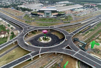 Nút giao vòng xuyến hai tầng giữa Quốc lộ 1A và đường nối từ cảng Chu Lai đến đường cao tốc Ðà Nẵng-Quảng Ngãi.