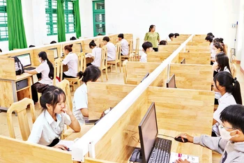 Các em học sinh học nghề tại Trường cao đẳng Công nghiệp cao-su (thành phố Đồng Xoài, Bình Phước). 