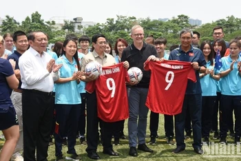 Thủ tướng Việt Nam và Thủ tướng Australia giao lưu với 2 đội tuyển bóng đá nữ