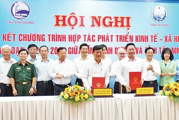 Ủy ban nhân dân hai tỉnh Tây Ninh và Bình Dương ký kết hợp tác phát triển kinh tế-xã hội. 