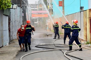 Lực lượng chức năng quận Gò Vấp, Thành phố Hồ Chí Minh diễn tập phương án chữa cháy và cứu nạn, cứu hộ. (Ảnh KHOA NGUYÊN) 