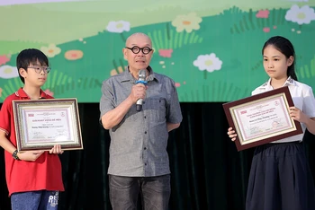 Hai tác giả nhỏ tuổi Hoàng Nhật Quang (bên trái) và Đoàn Lữ Thụy Phương tại Lễ trao Giải thưởng Dế Mèn lần thứ tư-2023. (Ảnh HÒA NGUYỄN) 