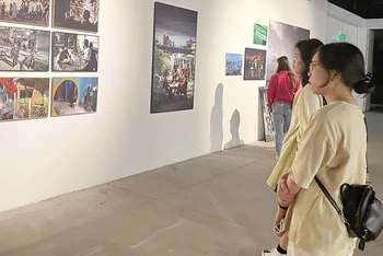Một triển lãm về nhiếp ảnh nghệ thuật tại Trung tâm nghệ thuật đương đại Vincom (VCCA). 