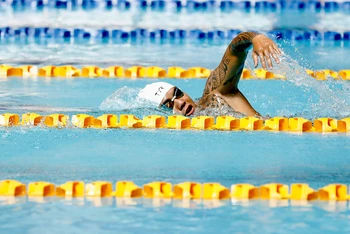VĐV Võ Huỳnh Anh Khoa giành Huy chương vàng đầu tiên cho Đoàn thể thao Người khuyết tật Việt Nam ở nội dung 400m bơi tự do nam. (Ảnh THÁI DƯƠNG) 