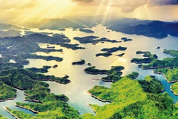 Hồ Tà Ðùng, điểm nhấn của vườn quốc gia đang được định hướng trở thành khu du lịch trọng điểm. 