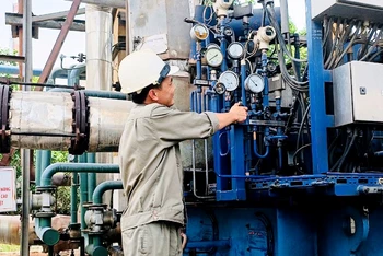 Công nhân Công ty cổ phần DAP VINACHEM tại Khu công nghiệp Ðình Vũ (Hải Phòng) vận hành máy phát điện tua-bin hơi nước. (Ảnh NGÔ QUANG DŨNG)