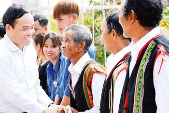 Phó Thủ tướng Trần Lưu Quang thăm, tặng quà bà con làng Ðê Kjêng, xã Dun (huyện Mang Yang, Gia Lai).