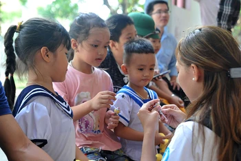Các đại biểu Hành trình "Sinh viên với biển, đảo Tổ quốc" năm 2023 gặp gỡ, giao lưu với các em nhỏ tại huyện đảo Trường Sa, tỉnh Khánh Hòa.