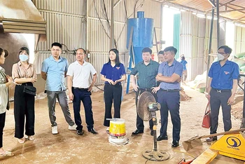 Câu lạc bộ Ðầu tư và Khởi nghiệp tỉnh Cao Bằng tham quan xưởng sản xuất viên nén đốt ở xóm Ðông Chiêu, xã Cách Linh, huyện Quảng Hòa.
