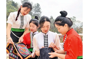 Học sinh dân tộc Thái, Khơ Mú ở huyện Sốp Cộp thêu khăn piêu và hoa văn bằng chỉ mầu trên vải truyền thống.