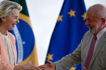 Tổng thống Brazil Lula da Silva tiếp đón Chủ tịch Ủy ban châu Âu Ursula von der Leyen. (Ảnh EFE)