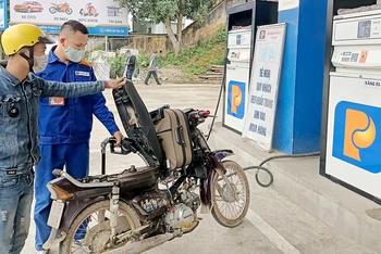 Người dân mua xăng dầu tại thị trấn Phủ Thông (huyện Bạch Thông, Bắc Kạn).