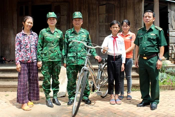 Bộ đội Biên phòng tỉnh Ðắk Lắk trao xe đạp tặng học sinh nghèo.