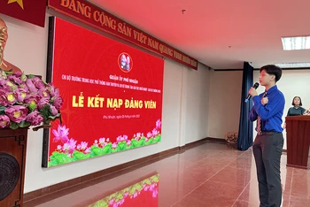 Ðồng chí Trần Ðức Anh tuyên thệ trong lễ kết nạp đảng viên do Quận ủy Phú Nhuận (Thành phố Hồ Chí Minh) tổ chức. (Ảnh MẠNH HẢO)