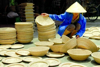 Sản xuất sản phẩm mây tre đan tại làng nghề Phú Vinh, huyện Chương Mỹ (Hà Nội). (Ảnh LINH CHI)