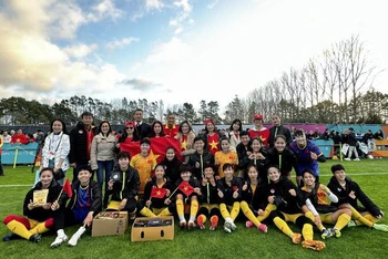 Ðội tuyển nữ Việt Nam giao lưu với người hâm mộ tại New Zealand trước thềm World Cup 2023. (Ảnh VFF)