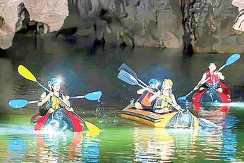 Du khách khám phá động Phong Nha bằng kayak (Ảnh Phong Nha)