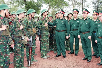 Thượng tướng Nguyễn Tân Cương kiểm tra công tác huấn luyện sẵn sàng chiến đấu tại Sư đoàn 3 (Quân khu 1).