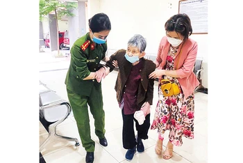 Công an quận Hà Ðông giúp đỡ người cao tuổi đến làm căn cước công dân.
