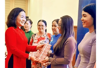 Trưởng Ban Tuyên giáo Tỉnh ủy Bình Dương Trương Thị Bích Hạnh trao tặng quà cho các cá nhân nữ có thành tích xuất sắc trong thực hiện Cuộc vận động "Ðẩy mạnh học tập và làm theo tư tưởng, đạo đức, phong cách Hồ Chí Minh".