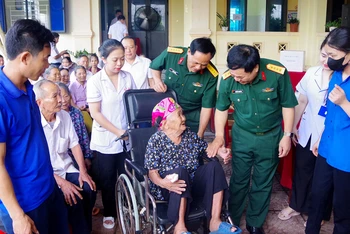 Ðại diện Cục Hậu cần Quân khu 4 thăm hỏi người dân đến khám bệnh ở xã Diễn Nguyên, huyện Diễn Châu (Nghệ An).