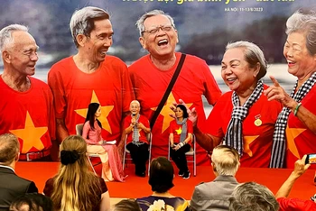 Các cựu tù Côn Ðảo trò chuyện, chia sẻ cùng khán giả tại triển lãm. 
