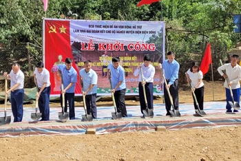 Các đồng chí lãnh đạo tỉnh Ðiện Biên và huyện Ðiện Biên Ðông dự lễ khởi công làm nhà cho người nghèo.