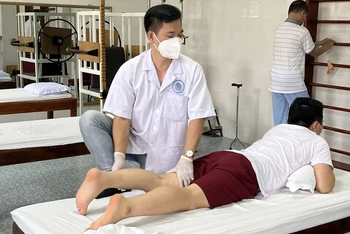 Hỗ trợ phục hồi chức năng cho người bệnh tại Bệnh viện Phục hồi chức năng tỉnh Lào Cai.