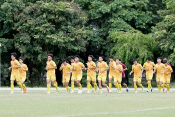 Ðội tuyển U23 Việt Nam tập luyện trước trận bán kết với U23 Malaysia. (Ảnh VFF)