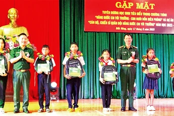 Đại diện Bộ Chỉ huy Bộ đội Biên phòng tỉnh Đắk Nông tuyên dương và tặng quà cho học sinh tiêu biểu.