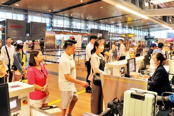 Khách du lịch Cần Thơ làm thủ tục tại sân bay Vân Ðồn, Quảng Ninh.