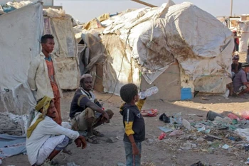 Người dân sống trong các lều tạm ở Yemen. (Ảnh GETTY)