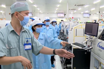 Lãnh đạo tỉnh Bắc Ninh và Samsung Việt Nam khảo sát việc triển khai xây dựng nhà máy thông tin tại Công ty cổ phần Manutronics Việt Nam.