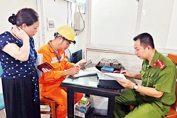 Ðoàn liên ngành quận Bắc Từ Liêm kiểm tra các cơ sở nhà chung cư mini, nhà trọ trên phố Trần Cung, phường Cổ Nhuế. (Ảnh THANH HÀ)