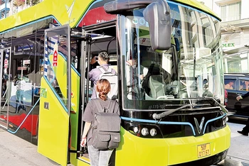 Hành khách lựa chọn đi xe buýt điện vì sự tiện nghi, thân thiện với môi trường.