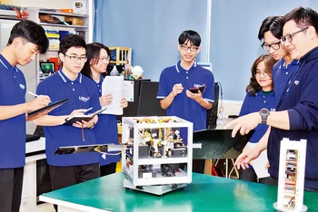 Sinh viên Trường đại học Khoa học và Công nghệ Hà Nội thực hành trong phòng thí nghiệm.