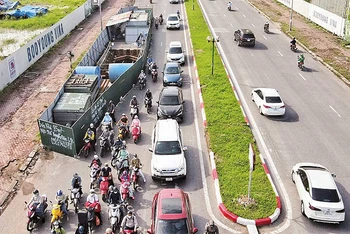 Một “lô cốt” gây ảnh hưởng giao thông trên đường Vũ Trọng Khánh, quận Hà Ðông.