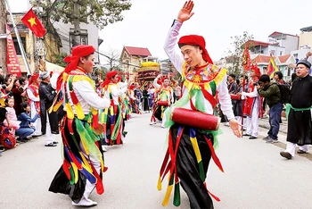 Múa trống bồng, một điệu múa cổ truyền được gìn giữ, phát huy tại huyện Thanh Trì.