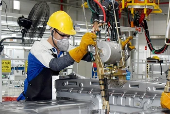 Công nhân Nhà máy sản xuất, lắp ráp ô-tô Hyundai Thành Công (Ninh Bình) vận hành dây chuyền lắp ráp, sản xuất sản phẩm ô-tô Hyundai. (Ảnh Anh An)