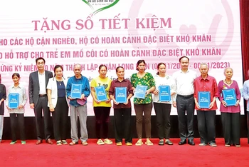 Lãnh đạo quận Long Biên trao sổ tiết kiệm tặng gia đình cận nghèo, người có hoàn cảnh đặc biệt khó khăn.