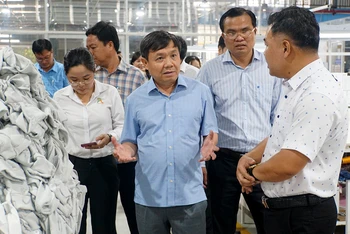 Lãnh đạo tỉnh Ðồng Tháp cùng đoàn công tác đi thăm, nắm tình hình hoạt động của Công ty TNHH một thành viên May mặc Phụng Nguyên tại xã Tân Thạnh, huyện Thanh Bình.