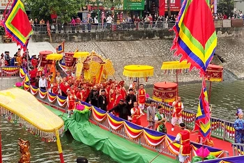 Lễ hội chùa Láng thu hút rất đông du khách.
