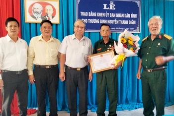 Thương binh Nguyễn Thanh Ðiềm nhận Bằng khen của Chủ tịch Ủy ban nhân dân tỉnh Bến Tre vì đã có thành tích xuất sắc trong công tác thiện nguyện.