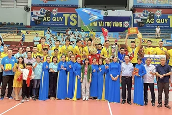 Ðội bóng chuyền nam Sanest Khánh Hòa với Cúp vô địch quốc gia năm 2023.