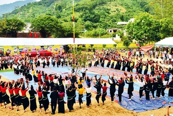 Vòng xòe đoàn kết của đồng bào dân tộc Thái tại lễ hội mừng cơm mới.