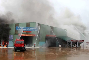 Lực lượng chức năng tiến hành diễn tập phòng cháy, chữa cháy tại Khu công nghiệp Mai Sơn (tỉnh Sơn La).