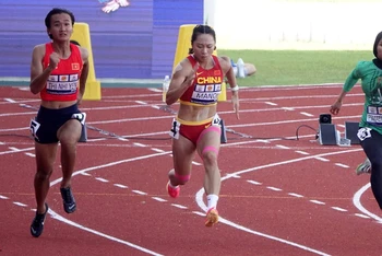 Vận động viên trẻ Nhi Yến (ngoài cùng, bên trái) thi đấu tại Giải vô địch điền kinh châu Á 2023.