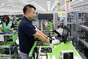 Công nhân Công ty Samsung Electronics Việt Nam vận hành hệ thống sản xuất, lắp ráp linh kiện điện tử.