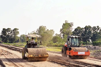 Thi công Dự án đường vành đai 4-Vùng Thủ đô đoạn qua địa bàn quận Hà Đông, Hà Nội. (Ảnh ĐĂNG ANH)